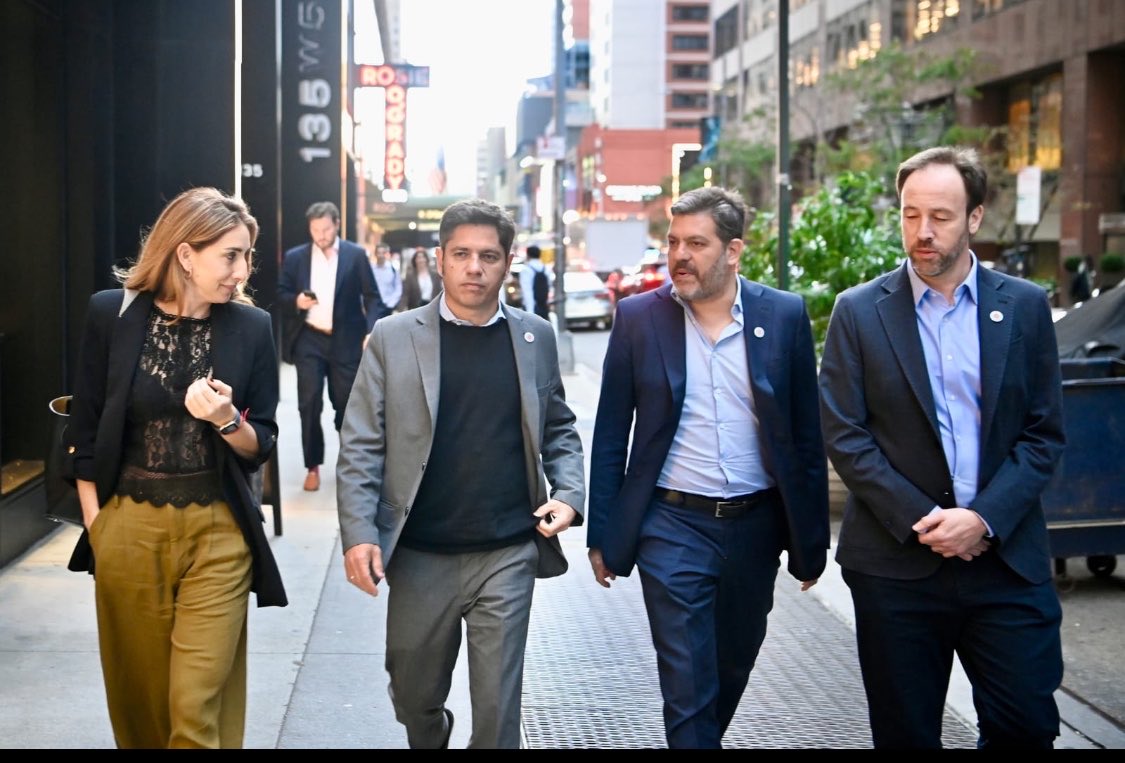 NatiPeronistaOk's tweet photo. No se olviden que toda esta MALARIA que estamos pasando tiene un responsable y es Milei, pero esta imagen despierta ESPERANZA, Axel y su equipo en New York, dame ya una urna https://t.co/YN2hFc7j7w