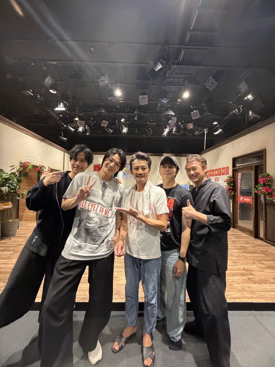 kenji_takechi's tweet photo. 舞台「旭のバッキャロー」7日目
王子こと八神蓮君が来てくれました😊
ありがとう〜
嬉しいよ😭
#旭のバッキャロー
#シアターグリーン
#もっと歴史を深く知りたくなるシリーズ
#EXシアター六本木
#Ask
#テレ朝ミュージック https://t.co/VMILPdwGCq