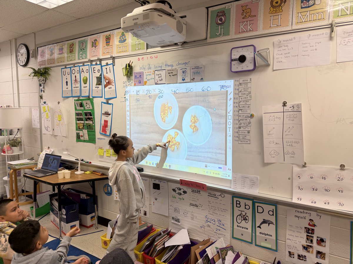 ms_rbarranco's tweet photo. Rainy day joy: math JOY! Watching these mathematicians teach each other new strategies for counting their collections was the highlight of my day! https://t.co/hUun3GVDZU