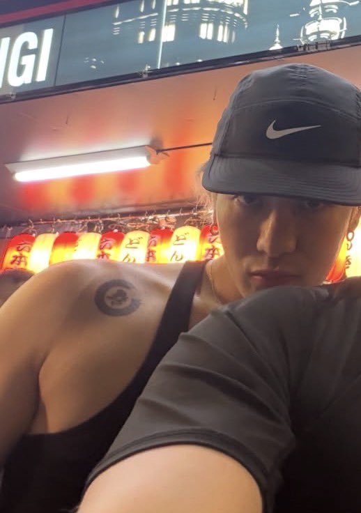 jacksonwang's tweet photo. vontade de meter o dente nessa clavícula, boa noite https://t.co/PngEjq6UhF