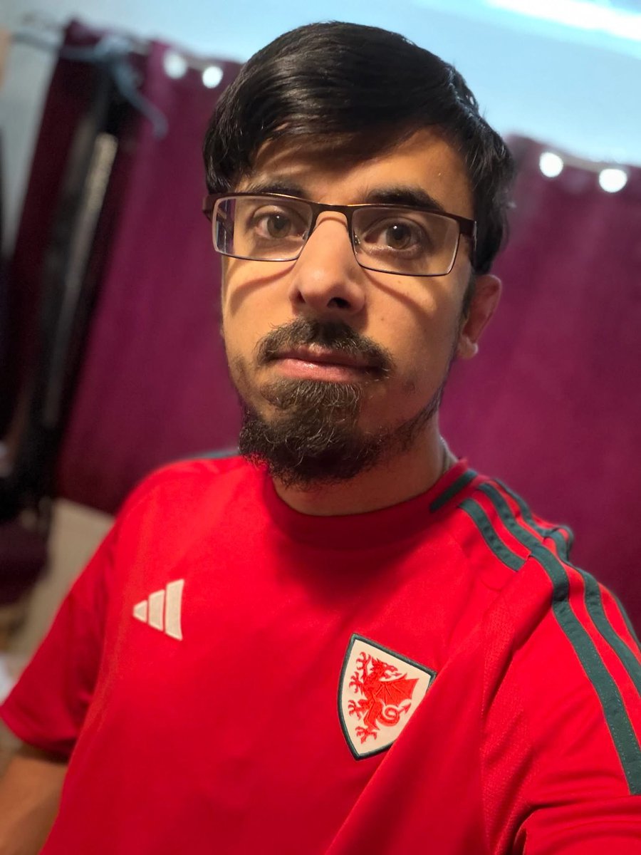 vulcanliam92's tweet photo. Just a proud Welshman wearing his Welsh shirt. 🏴󠁧󠁢󠁷󠁬󠁳󠁿❤️👌

#Wales 
#cymruambyth https://t.co/uOzexnDKKb