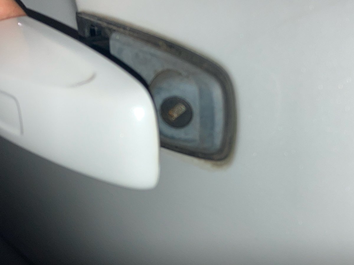 kagiqotori's tweet photo. ボルボの解錠依頼です。

エンジンを掛けたままスマートキーを車内に置いたままドアを閉めたらトラブルに💦

右ハンドルの車両ですが、右側には鍵穴が無く、助手席側アウターハンドル奥に非常用の鍵穴がありました。

少し難しかったですが無事開ける事ができました。

#XC60
#インロック
#HU101 https://t.co/FZswQT5rdc