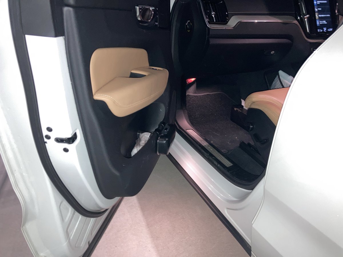 kagiqotori's tweet photo. ボルボの解錠依頼です。

エンジンを掛けたままスマートキーを車内に置いたままドアを閉めたらトラブルに💦

右ハンドルの車両ですが、右側には鍵穴が無く、助手席側アウターハンドル奥に非常用の鍵穴がありました。

少し難しかったですが無事開ける事ができました。

#XC60
#インロック
#HU101 https://t.co/FZswQT5rdc