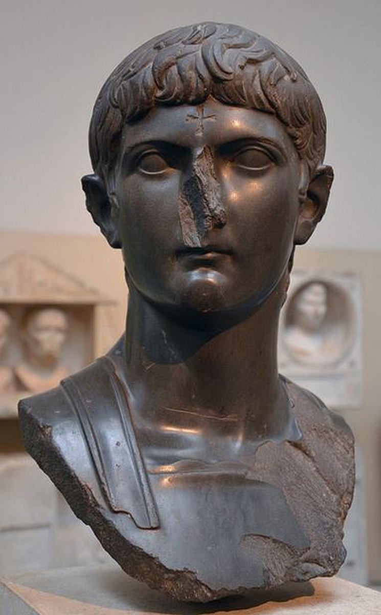 Vertigo_Politix's tweet photo. Why is the bulk of ancient Greek and Roman statuary missing noses, ears or faces?

The Mishnah Avodah Zarah of the Talmud instructs how to desecrate statues in such a fashion, and early Christians were taught to defile these objects by people having knowledge of this tractate... https://t.co/48ZiDLfCDS