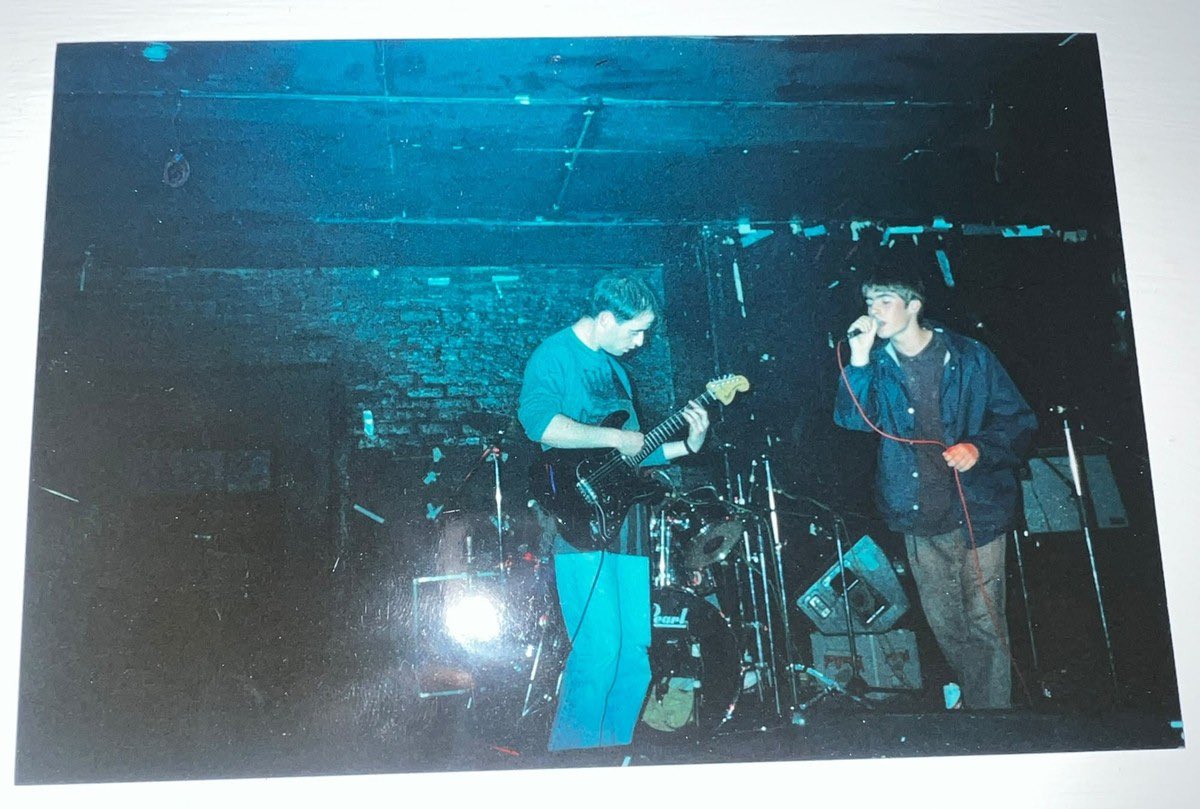 MaxiGonzalez_23's tweet photo. Estas son las unicas fotos del primer show de la historia de oasis, el 14 de agosto de 1991 en el Boardwalk, Manchester. Noel todavia no se habia unido a la banda, vemos en el escenario a Liam, Bonehead, Tony y Guigsy. El resto es historia https://t.co/XGedJ4SigS