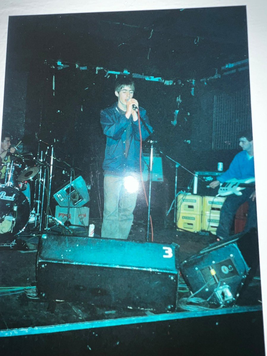 MaxiGonzalez_23's tweet photo. Estas son las unicas fotos del primer show de la historia de oasis, el 14 de agosto de 1991 en el Boardwalk, Manchester. Noel todavia no se habia unido a la banda, vemos en el escenario a Liam, Bonehead, Tony y Guigsy. El resto es historia https://t.co/XGedJ4SigS