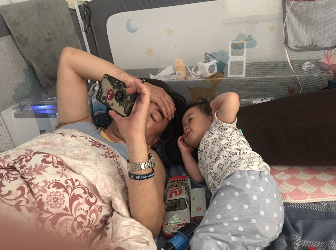 saveHINATA's tweet photo. 誰かが勝手に僕の言いたいことを無視しようとも

誰かが勝手に僕の居場所を決めようとも

誰かが勝手に僕に暴力を振るう人の家に行けと命令したとしても

誰かが勝手に大勢で僕を連れて行こうとしても

誰かが勝手に僕を日本から追い出そうとしても

誰かが勝手に僕を行方不明者にさせようとしても

誰かが勝手に僕が死んでも構わないと思ってやっているとしても

僕は僕の命を失いたくないし
僕は僕が安全だと思う場所にいたいし
僕は僕が安心できる人のところにいたいし

僕は僕の意思を聞いてくれなくても言い続けるし

僕は絶対に自分の命は守りたいと思うし
だから言い続けるし

ママからもらったこの命をママの分まで幸せになって

ママの分まで幸せになった姿をママに見せたいし

ママに産んでもらったお礼ができる時までは

生きて生きて生きていたいから

だから

今

死んで行方不明者になるわけにはいかないんだ。

ママ、僕は今日で8歳になったよ。