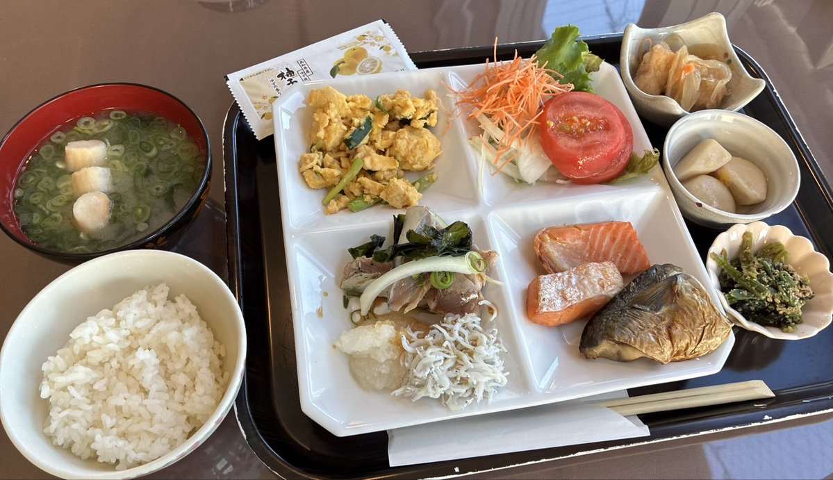 honorinn's tweet photo. よく朝からそんなに食べれるねと、お嬢に呆れられる私の朝食がこちら
(本人は量控えめ、栄養バランスが良い食事だと思っている。) https://t.co/ruqFxhf7TV