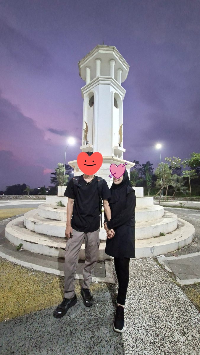 txtharihariWNI's tweet photo. Hidupku yang penuh trauma, sampai usia 39 tahun masih belum menikah. Aku yang susah jatuh cinta akhirnya dijodohin teman sama orang ini.

Orangnya baik, walaupun aku nggak pernah lihat dia salat. Tapi makin ke sini kok sifatnya aneh.

Tapi aku nyaman. Aku menderita bersama dia, tapi aku sayang sama dia.

Orangnya misterius, dan setelah aku telusuri lebih mendalam, ternyata ada yang aneh dan nggak normal.

Ini benar-benar nggak normal. Segala upaya aku lakuin, bujuk rayu agar dia mau ke psikiater. Akhirnya dia mau, dan didiagnosis dokter psikotik.

Pantesan sikap dia aneh. Bikin aku sakit mental juga. Silent treatment dia membunuhku, dan ternyata memang dia tidak baik-baik saja.

Mana obatnya nggak diminum. Harus gimana lagi cara supaya dia sembuh?

Udah mah aku susah jatuh cinta, giliran udah bucin kok dapetin yang seperti ini. 😭 Mana usia udah nggak muda lagi.

Dia sering abuse ke mentalku, tapi aku udah sayang banget dan kasihan sama orangnya. Pengen banget dia sembuh.

Kalau aku ninggalin dia, jahat nggak ya?

Dia orangnya benar-benar cuek. Kalau berantem, dia selalu blokir WhatsApp aku. Ngilang, nggak pernah mau menyelesaikan masalah.

Dia begitu apa pengaruh dari penyakitnya? Semoga ada dokter jiwa yang baca ini. Baiknya aku harus bagaimana?

Ada yang lebih parah yang belum bisa aku jelaskan.

Gini amat ya nyari jodoh. 🥲 Banyak plot twist-nya.

Kalau udahan, harus berapa lama lagi aku sembuhin lukanya? Mana aku orangnya susah move on.

Jadian 1 tahun aja move on-nya 10 tahun. Jadian cuma 3 bulan, jomblonya bisa 7 tahun. 🥹

Dan plot twist-nya lagi...

Teman yang ngejodohin aku ternyata orangnya jahat banget. Dia jahatin aku dan ternyata NPD akut.

Nanti aku ceritain lagi di lain waktu.

Kalau kalian di posisi aku, bakal tetap bertahan karena sayang dan berharap dia sembuh, atau memilih pergi demi diri sendiri?