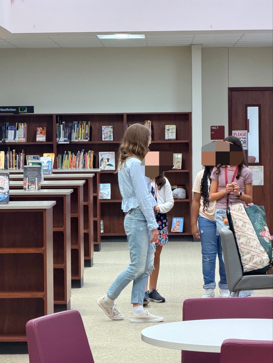 BeckJHLibrary's tweet photo. Our 8th grade Library Leaders are training our new 6th graders! So cool to see them pass on their expertise to our new class. @BeckJuniorHigh @katy_libraries @librarianerh #katylibraries https://t.co/BL32kuXj6A
