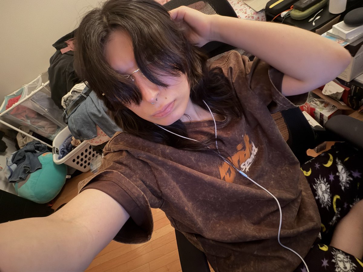 higure's tweet photo. Real loser girl hours ❤️‍🩹 https://t.co/Z66wOHoLDY