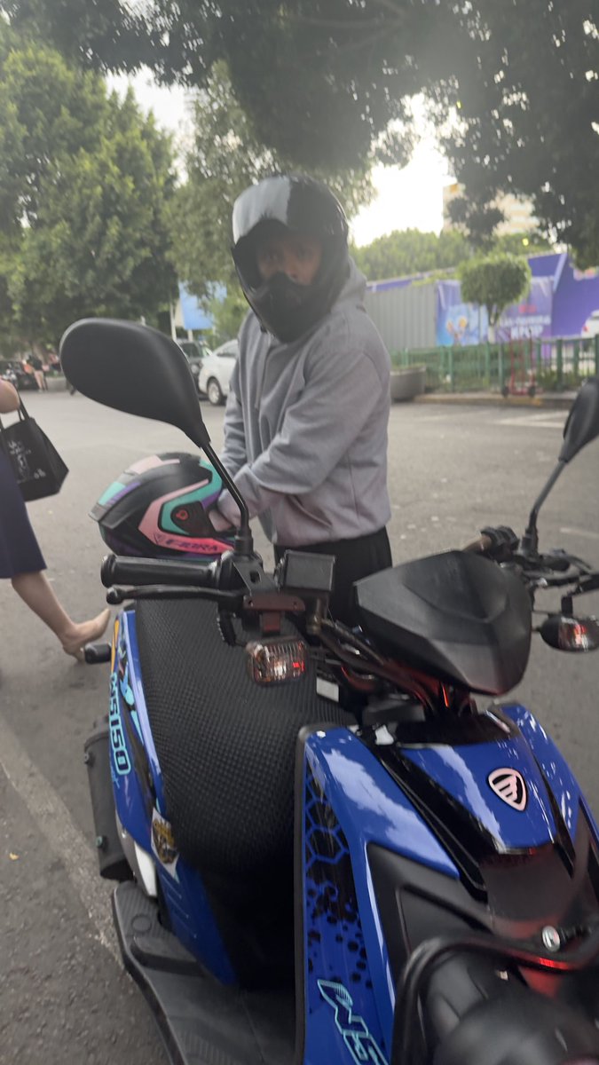 erirak's tweet photo. Persona en moto sin placas parece buscando gente descuidada en plaza Universidad salida Parroquia  @En_laDelValle cuiden sus cosas al subir a Uber o taxi.  @UCS_GCDMX @VIPS https://t.co/Xn2fpEgvsL