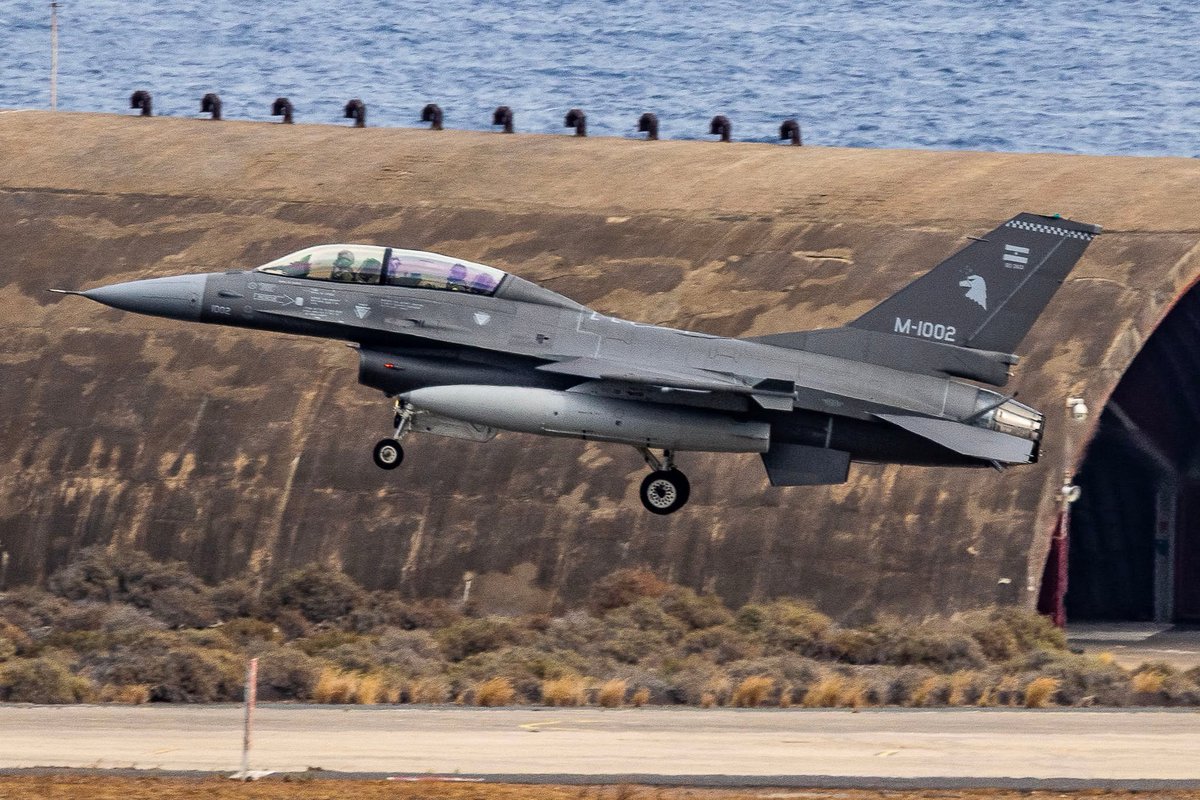 Blogp47's tweet photo. Os F-16AM/BM Fighting Falcon do segundo lote destinados à Força Aérea Argentina chegaram à Base Aérea de Gando, nas Ilhas Canárias, última parada logística antes de cruzar o Atlântico. Eles vieram acompanhados pelo Boeing 737-700 matrícula T-99 e pelo KC-130H Hercules matrícula TC-69. No momento, permanecem na base aguardando o início da travessia rumo a Natal, no Brasil, para depois seguir até a Argentina
Durante o voo sobre o Atlântico, contarão com o apoio de aviões-tanque KC-135 Stratotanker da Força Aérea dos Estados Unidos 🇺🇸, responsáveis pelo reabastecimento em voo necessário para completar o trajeto, assim como ocorreu na entrega das primeiras seis aeronaves.
📸Antonio Rodriguez