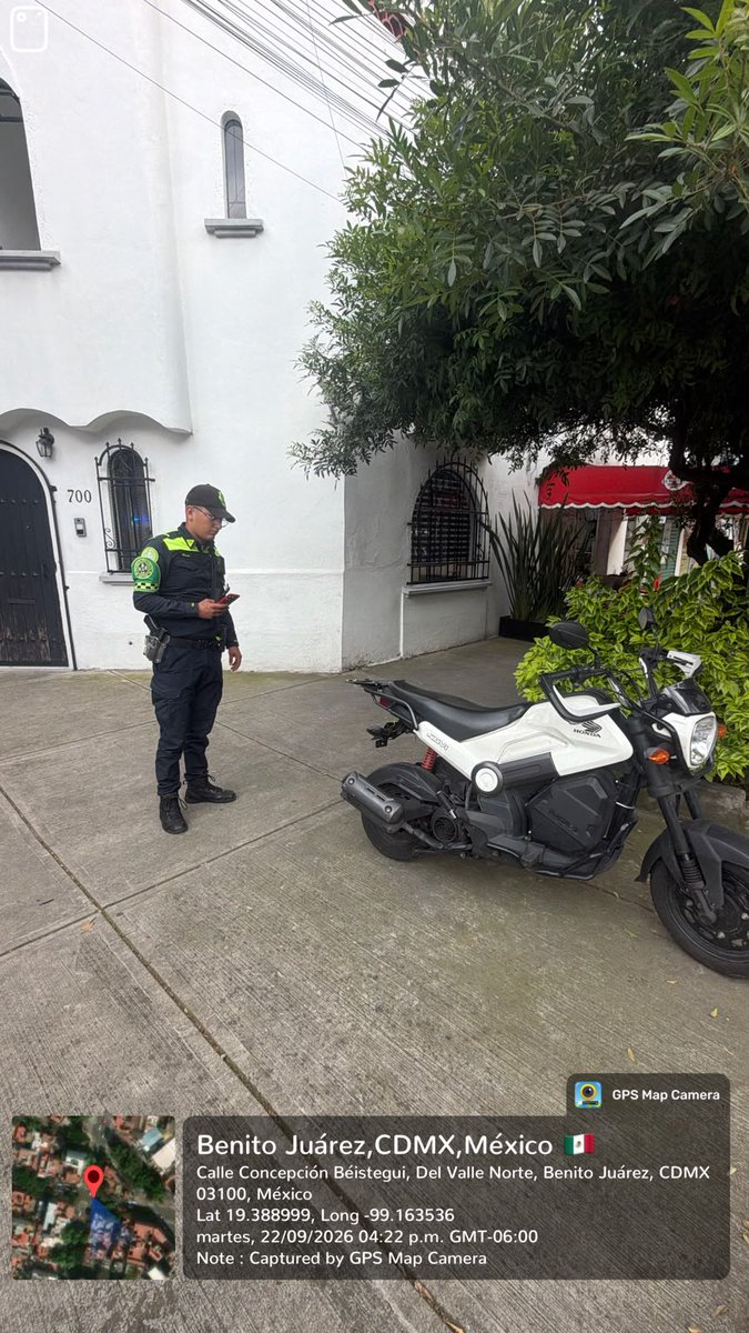 UCS_GCDMX's tweet photo. @EvidenciaCdMx @OVIALCDMX @SSC_CDMX @Delvalle_Quejas @NarvarteVecinos Acude al lugar Policía de #TránsitoGCDMX a retirar moto sobre banqueta y se realiza la sancion correspondiente conforme al reglamento, así mismo se implementa dispositivo de movilidad y presencia para el libre tránsito peatonal. https://t.co/LMKwSgt1vZ