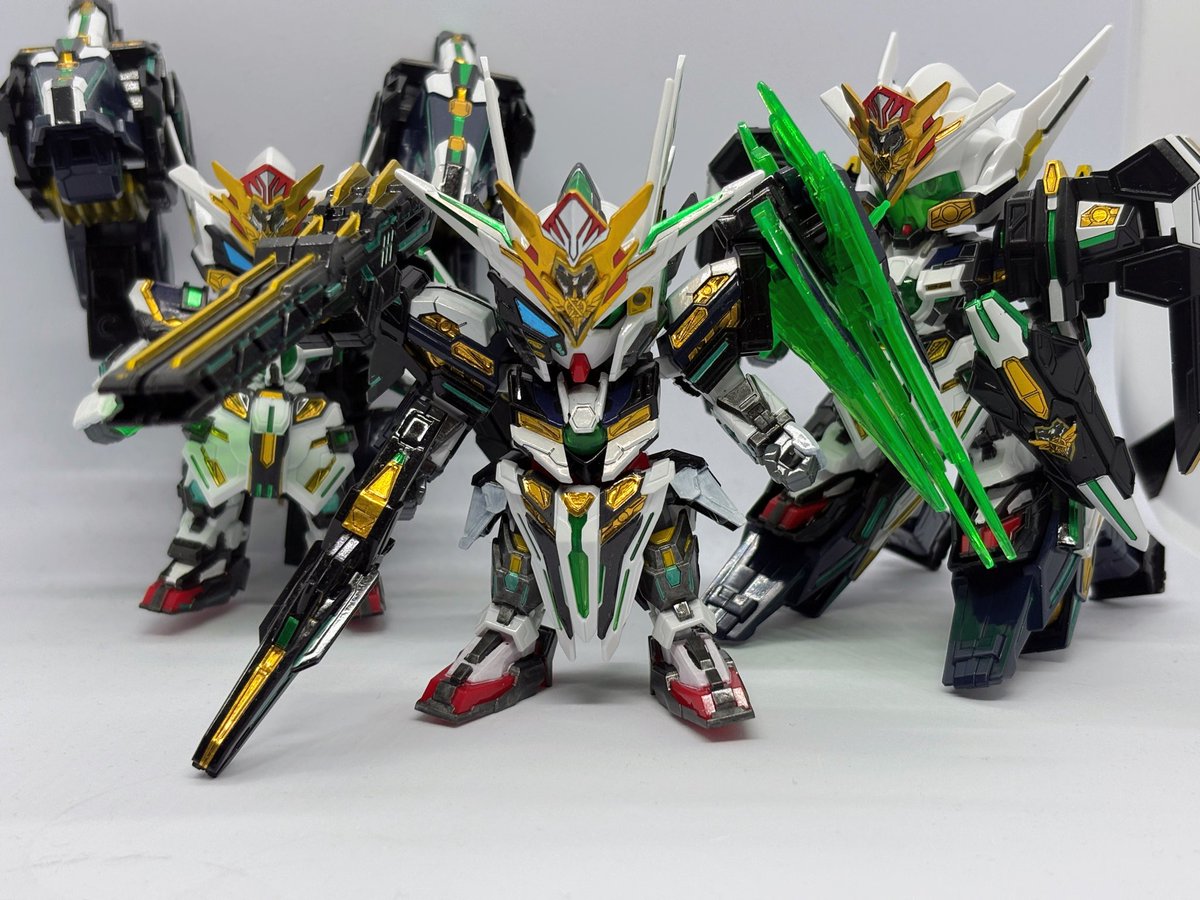 makukama's tweet photo. GFガンダムアストレア タイプ-F（左）とタイプ-B 部分塗装で作成
キャプテンクアンタを含めた３体を生贄にしてジェネラルフォートレスを召喚！
パーツ全部使い切るから紛失する心配無いのはいいけどデカいな
#みりプラ
#ガンプラ
#SDガンダム https://t.co/hwylqgRCJt