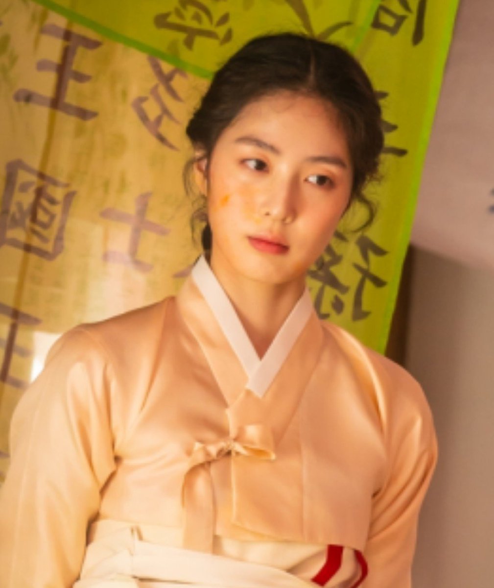 jeongjeonginuna's tweet photo. Shin So Hyun udah 2 kali jadi versi masa muda Son Ye Jin di drama.
• Masa muda Lady Cho di #TheScandal (2026)
• Masa muda Cha Mijo di #ThirtyNine (2022) https://t.co/GuRT0h5QBv