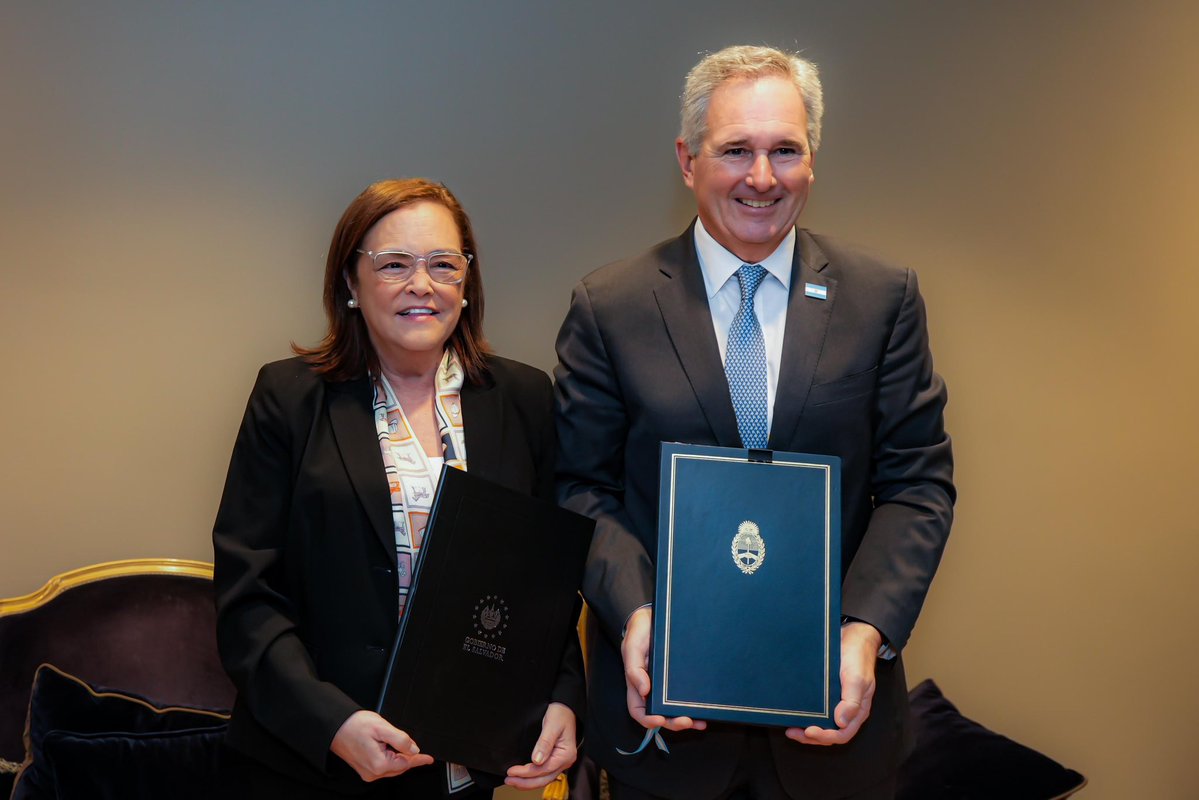 CancillerAleHT's tweet photo. Argentina, Ecuador y El Salvador avanzan en acuerdos que impulsarán el comercio, cooperación, cultura y conectividad aérea. 

La relación con América Latina está en su mejor etapa. Apostamos por una diplomacia que conecta países, abre mercados y brinda beneficios a nuestra gente. https://t.co/NGqzgPrI0k