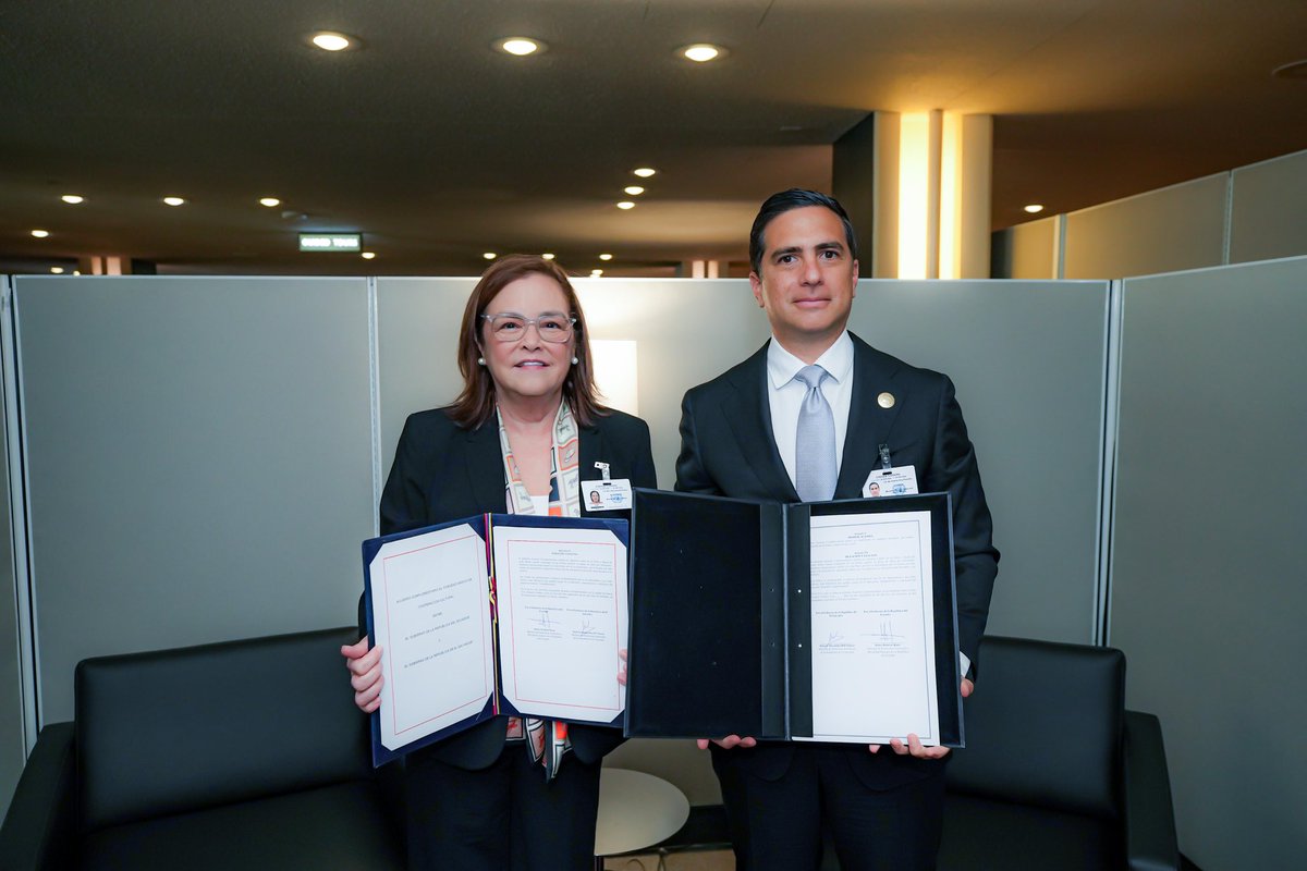 CancillerAleHT's tweet photo. Argentina, Ecuador y El Salvador avanzan en acuerdos que impulsarán el comercio, cooperación, cultura y conectividad aérea. 

La relación con América Latina está en su mejor etapa. Apostamos por una diplomacia que conecta países, abre mercados y brinda beneficios a nuestra gente. https://t.co/NGqzgPrI0k