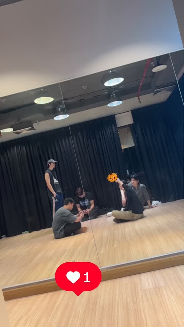 JASPER_FC_SUP's tweet photo. Social Update
📅 [23/09/2026]
IG  Story : aou_tnbknr

ซ้อมแหละเนาะ Talk ก็ส่วนหนึ่ง 😆 สู้ๆ

🔗https://t.co/CBrLqcoRMw…

#JASPER 
#ppnaravit #aou_tnbknr 
#chen_rcj #santapp https://t.co/CiJem9gQNs