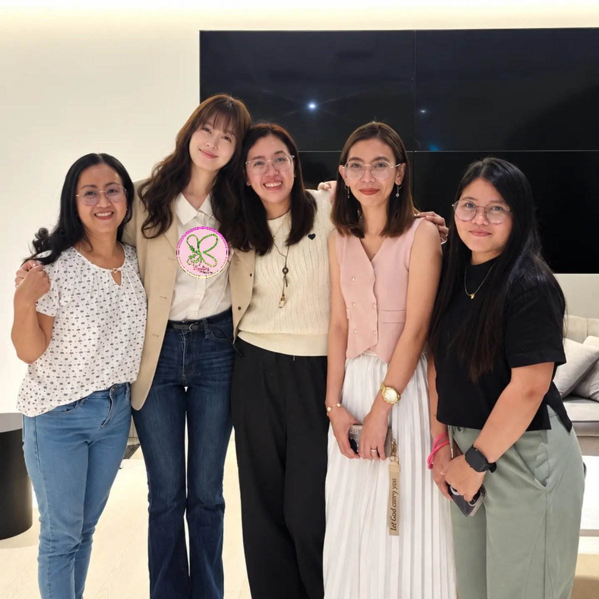 hyolics_ph's tweet photo. From simply planning to leave our gifts at BH Entertainment… to actually being personally invited to meet her. Never in our wildest dreams. 🥹

All the chaos was worth it. Every. Single. Second. ❤️ 

Han Hyo Joo, you are truly worth all the love and support. 🥹🫶🏻 

#hanhyojoo https://t.co/ncoKnBmuMo