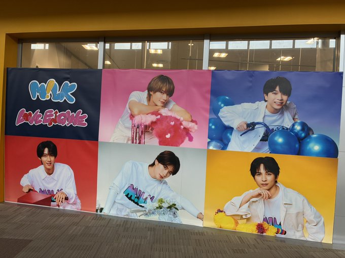shorouk_rhman's tweet photo. 【M!LK】

1stミニアルバム『LOVE ENG!NE』
大好評発売中🤍💙🩷💛❤️

⭐メンバーソロ等身大パネル展示
⭐特大看板掲出
は9/28閉店時までとなります😭

当店はその他にも
🐮ソロポスター掲出
🐮アクスタスポット
🐮フォトプロップス
ご用意しております❤️‍🔥

ぜひお越しください🙌

#MILK 
#ラブエンジン https://t.co/q3CIGkgvTv