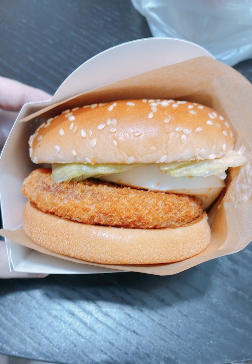 Gonzale37711's tweet photo. 噂のやつを私も…！
私にとっては大好物を詰め込みましたバーガーでした🍔😋 https://t.co/DFSY8JbfvH