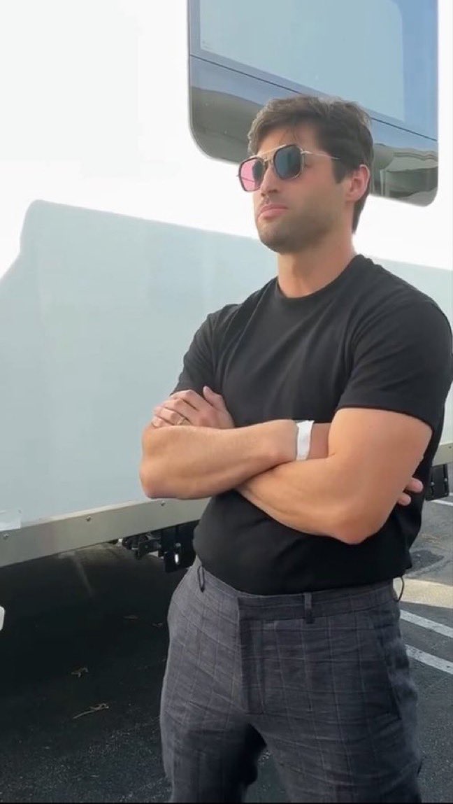 alec76_'s tweet photo. dilf alec 🤤…. oh god https://t.co/JWmRfExTT2