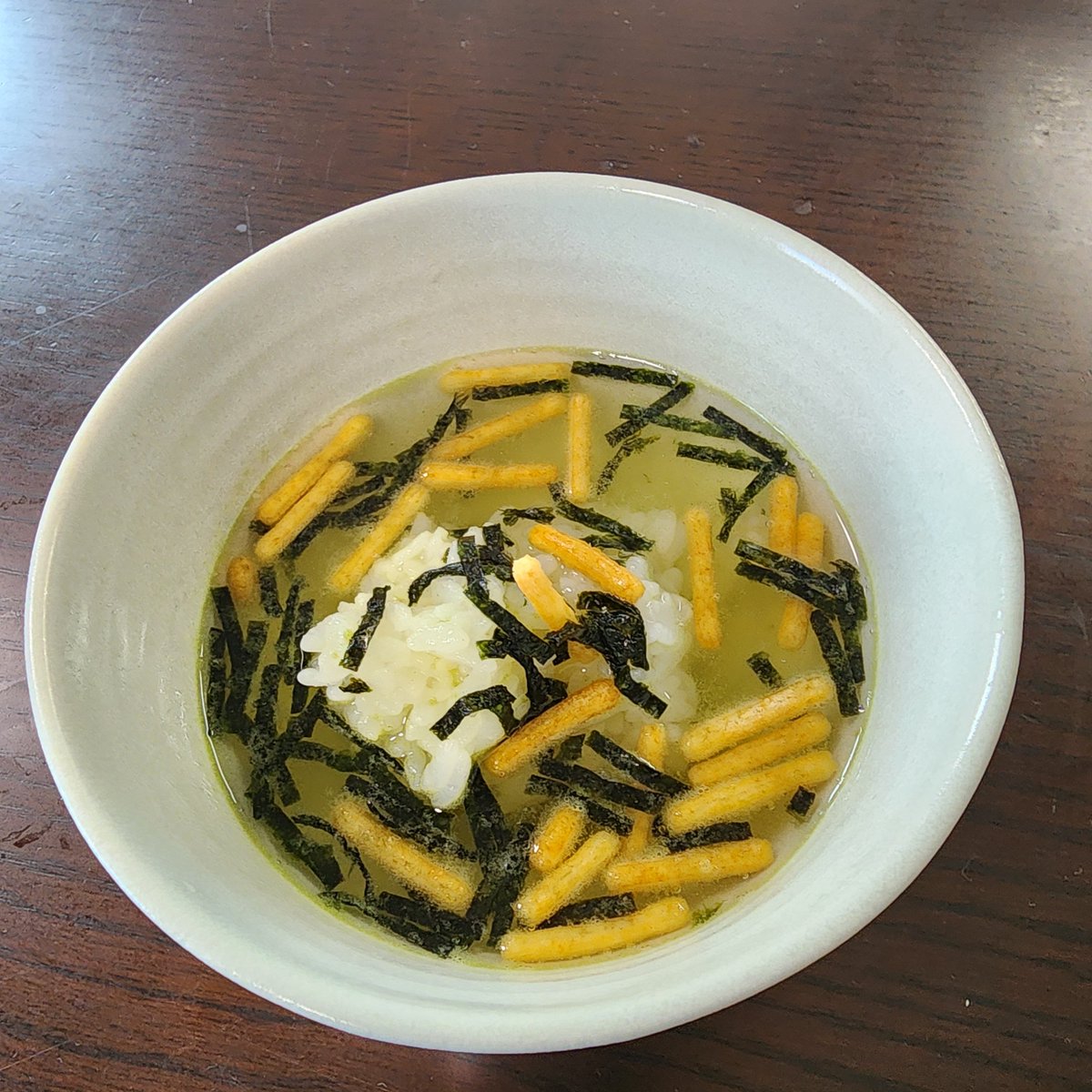 ou_fxt's tweet photo. 余ったご飯でお茶漬け
うまいわ https://t.co/HEZOERel0y