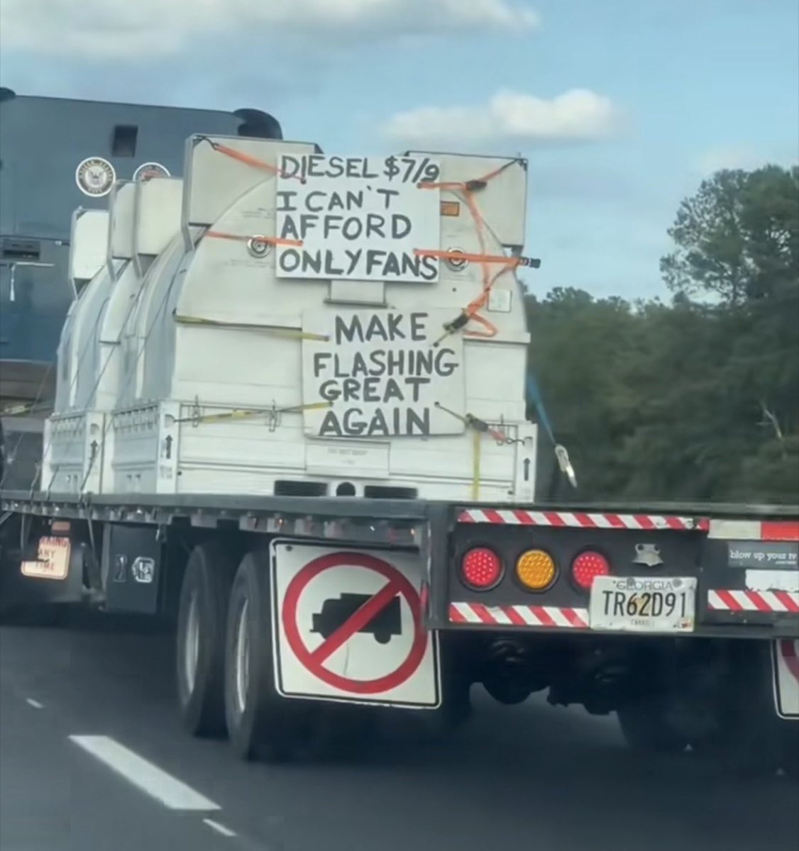 atensnut's tweet photo. Goodnight 😴💤 

Watch out for those truckers!  😂😂😂 https://t.co/Ol95duNXOG