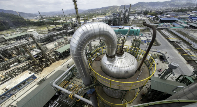 Lagyenews's tweet photo. Petroecuador informó que la Refinería Esmeraldas alcanzó el 86 % de capacidad tras el mantenimiento de Crudo 2 y Vacío 2. Pero horas antes, la ARCH registraba 41,4 % de utilización y ambas unidades en cero. El calendario oficial aún ubica otra parada desde octubre.  

#Nacional #Petroecuador #combustibles 

Info: Expreso.