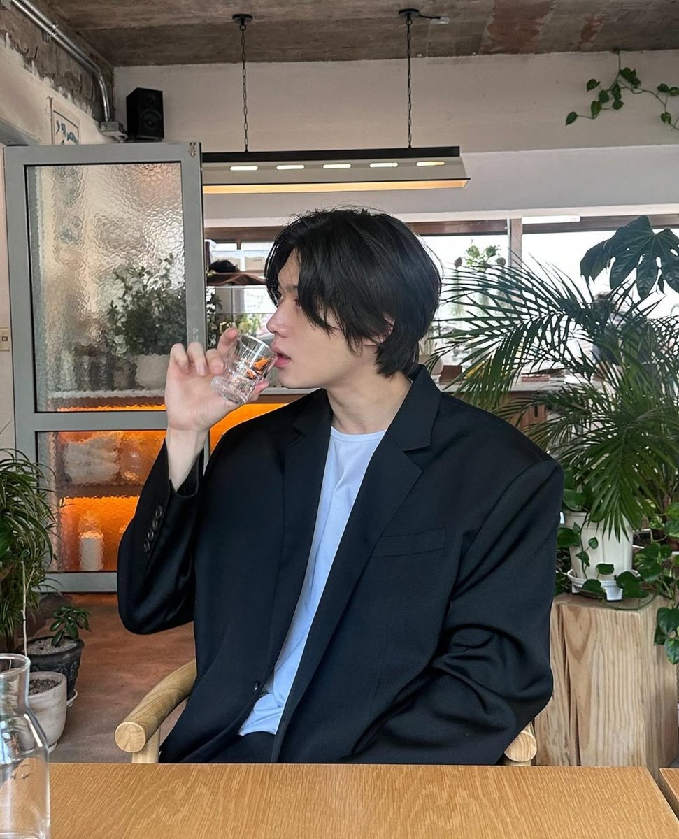 lurvbeee's tweet photo. His long hair should make a comeback bro is gorgeous https://t.co/ht83Va5Vzf