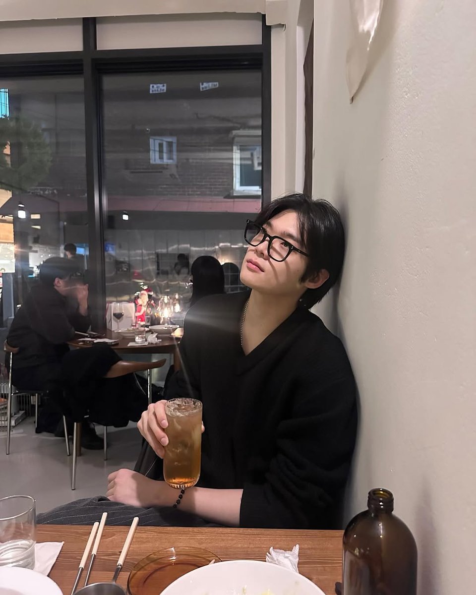 lurvbeee's tweet photo. His long hair should make a comeback bro is gorgeous https://t.co/ht83Va5Vzf