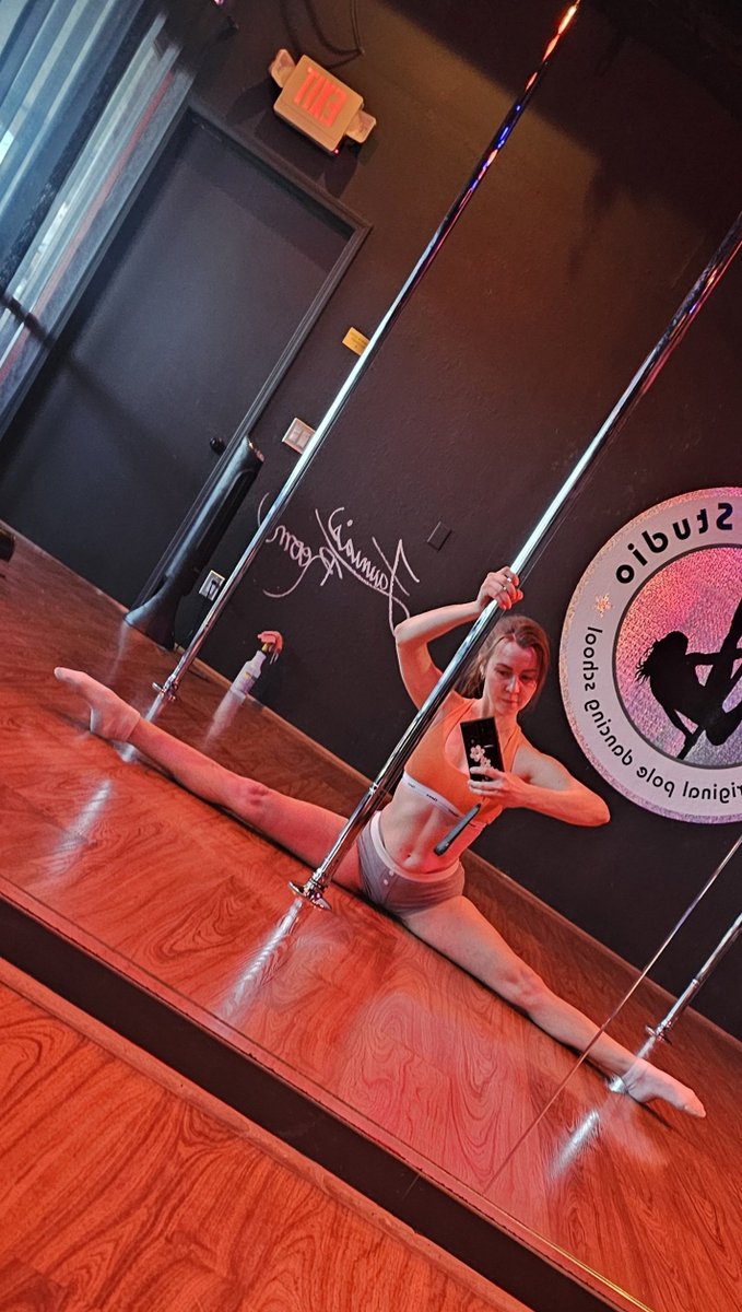 LanaBlade1's tweet photo. 2 hours of training. Every muscle is sore! #Ballbusting and #cuntbusting during the polesport, wonder how? π #poledance #polesport #muscular #musclecontrol https://t.co/ypxOYZ6E82