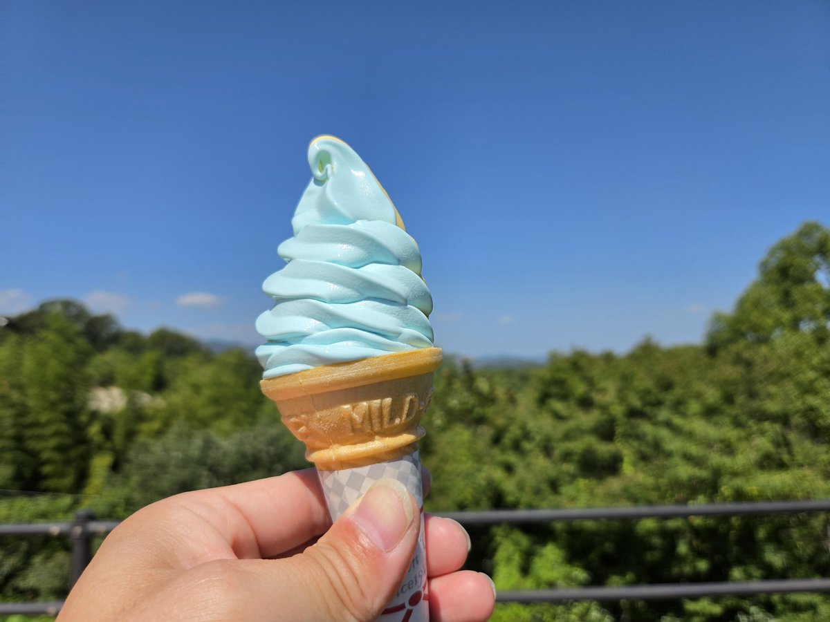 silcool70s's tweet photo. 眠すぎて大浜PAにインしてソフト🍦
行きの時みたいには混んでない。
有給明日まであるし、しまなみサイクリングでもしようかと一瞬思ったけどやめた。 https://t.co/EbTBTPSll2