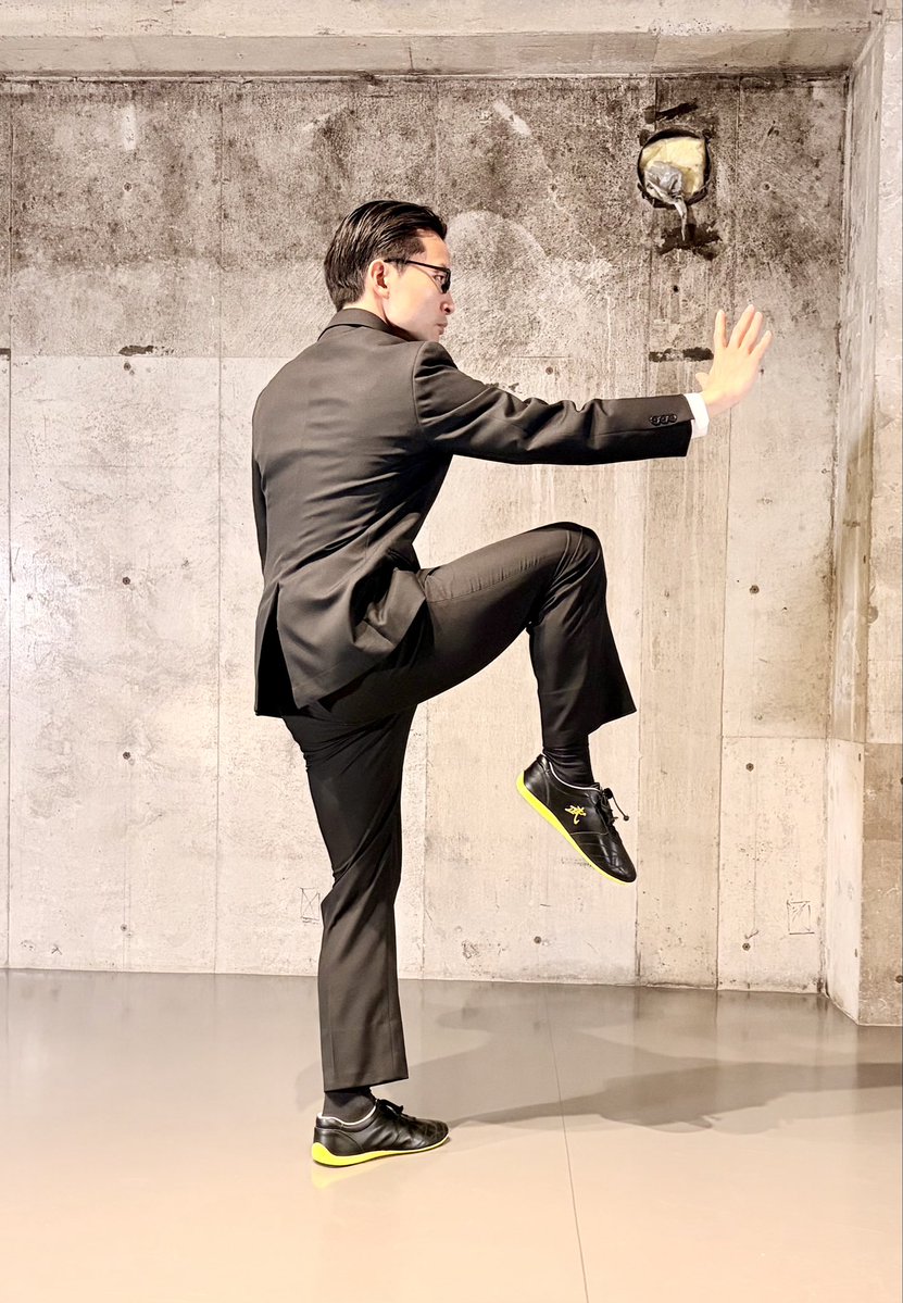 suits_action's tweet photo. スーツアクションの人による
ドローイング練習などで使える
リファレンス画像🤓

◇━━━━━━━━━━◇
　　・TAICHI
　　・スーツしわ
◇━━━━━━━━━━◇

#reference
#gesturedrawing https://t.co/fqzrkIlOGw