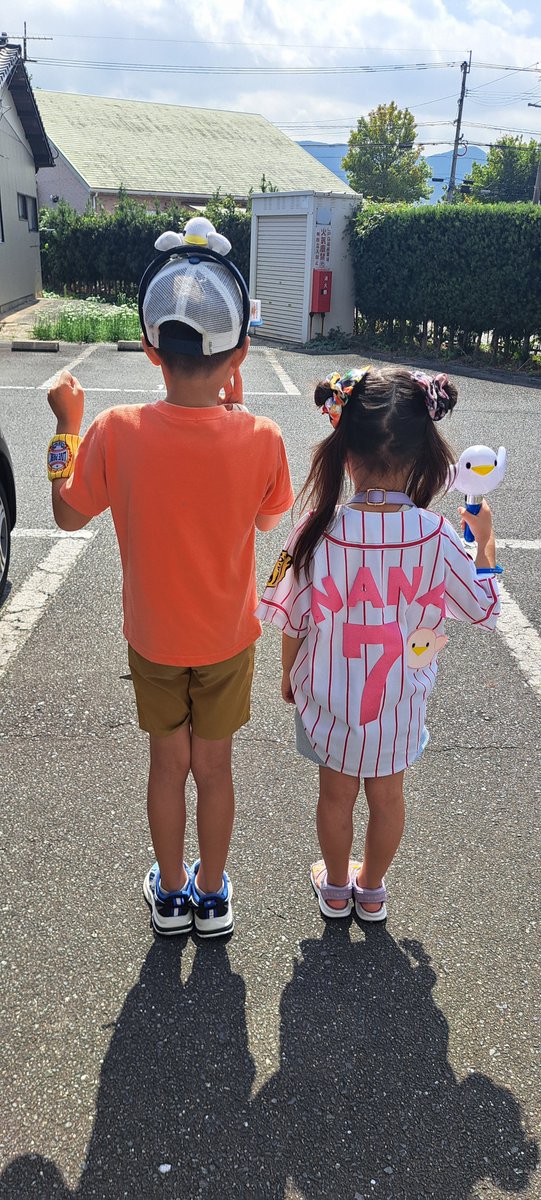 maaa4y7m's tweet photo. 現地行くっぽいですが、北九州のライビュに向かいます(笑)
娘はナナ友様に頂いた阪神ナナユニで❤️❤️
私は前回のGRACEで🍀 
北九州は晴天です🌞代々木は雨だとか…😭
代々木で皆さんお会いしたかったです💦
#水樹奈々　#LIVE_GRACE_4 https://t.co/GTDrQEKwtY