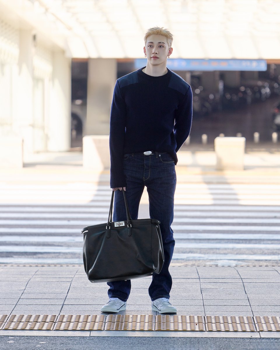 mintmag_th's tweet photo. พร้อมบิน! ส่องแอร์พอร์ตลุคของหนุ่ม #BangChan #StrayKids Fendi Ambassador ก่อนออกเดินทางไปมิลาน เพื่อร่วมชมแฟชั่นโชว์ FENDI Spring/Summer 2027 ที่จะจัดขึ้นในวันนี้ เวลา 19:00 น. ตามเวลาประเทศไทย เหล่าแฟนๆ เตรียมรอชมความหล่อกันไว้เลย 💚

#FENDI
#MintNews https://t.co/7AmQ96LSAA