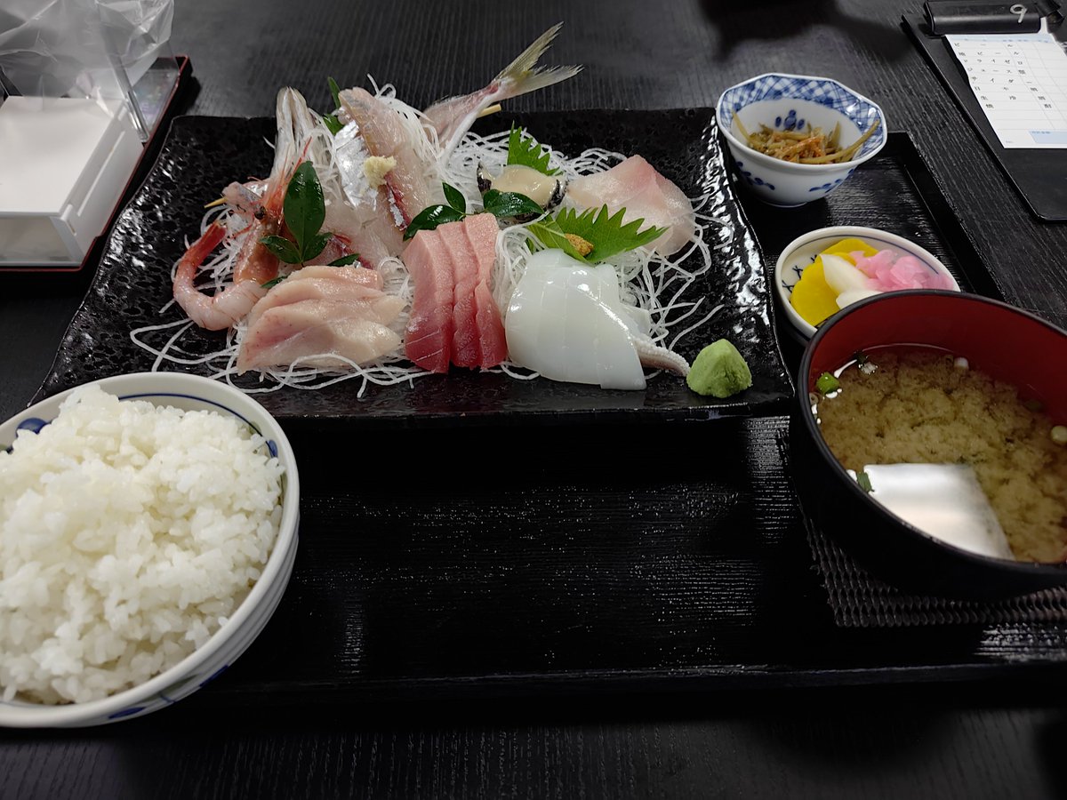 suna_forest's tweet photo. それはそれとして、特上刺身定食 https://t.co/4vkGJh3UHo