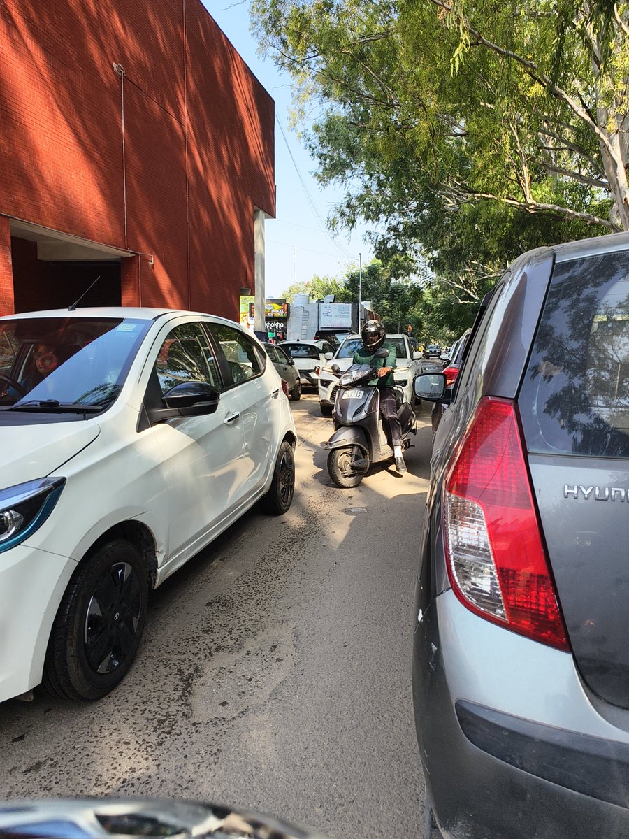 advsbhardwaj's tweet photo. @trafficchd @ssptfcchd Again same thing, your awareness drive is failing here. https://t.co/m6HWwV4LzX