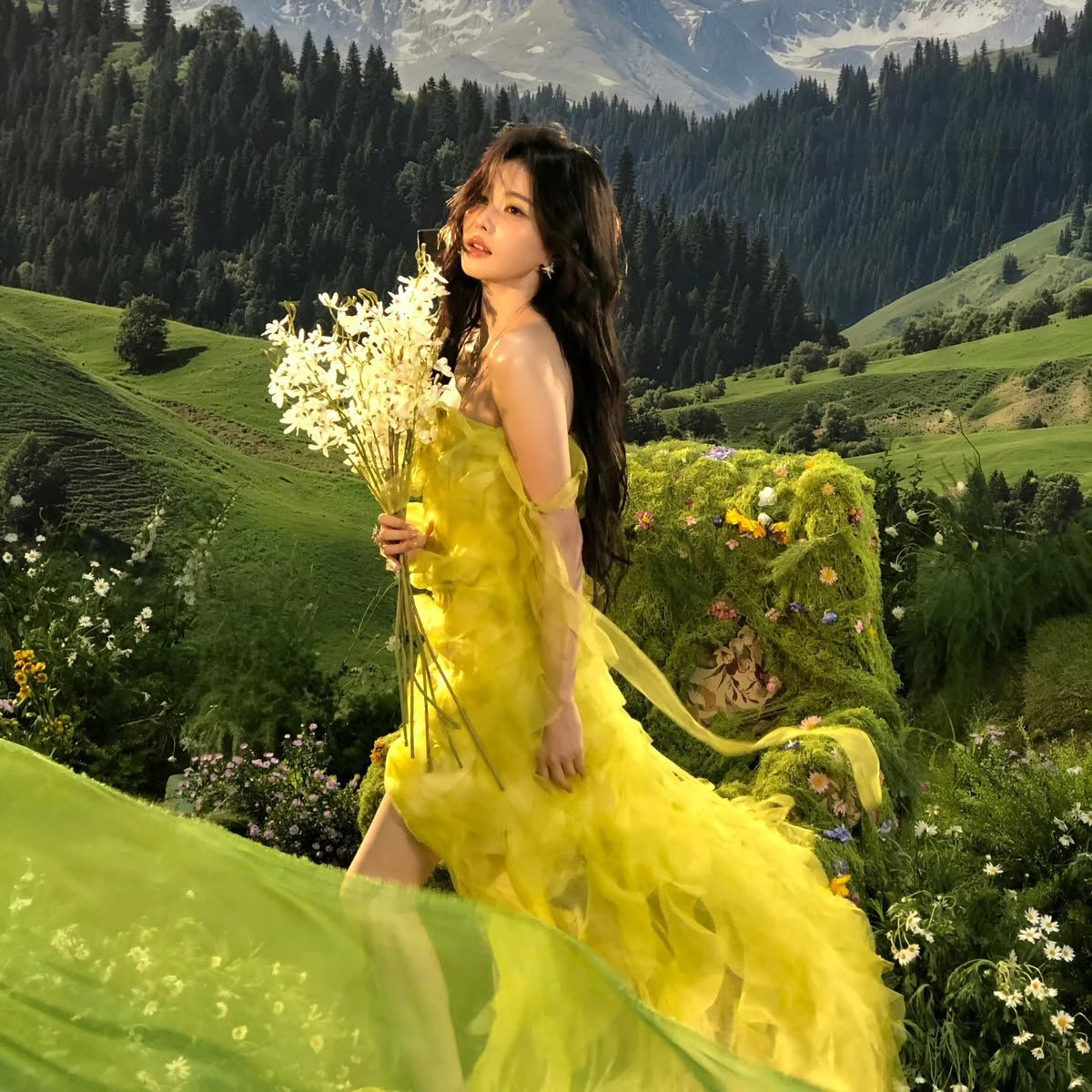 Jeon_Shafatae_7's tweet photo. #BaiLu stunned fans by wearing a custom outfit designed by #SeleneChow paired with Tiffany &amp; Co. jewelry for her Sept 23 birthday photoshoot.

The custom creation beautifully highlights the collaboration between the actress and the renowned designer.

 #HappyBirthdayBaiLu0923. https://t.co/OAHFvVkI6h