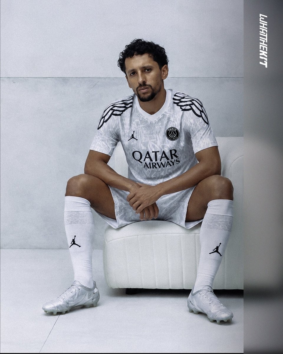 vipsg_fr's tweet photo. 🚨👕 Le nouveau maillot Jordan du PSG, les visuels ! 

⚪ Une base blanche et gris clair
🪽 Les célèbres ailes Jordan en noir sur les épaules et les manches
🎨 Des motifs graffiti inspirés du Grand Paris

Vous validez ? 🔴🔵

📷 Rendu IA / Footyheadlines https://t.co/L0b0dXHghK