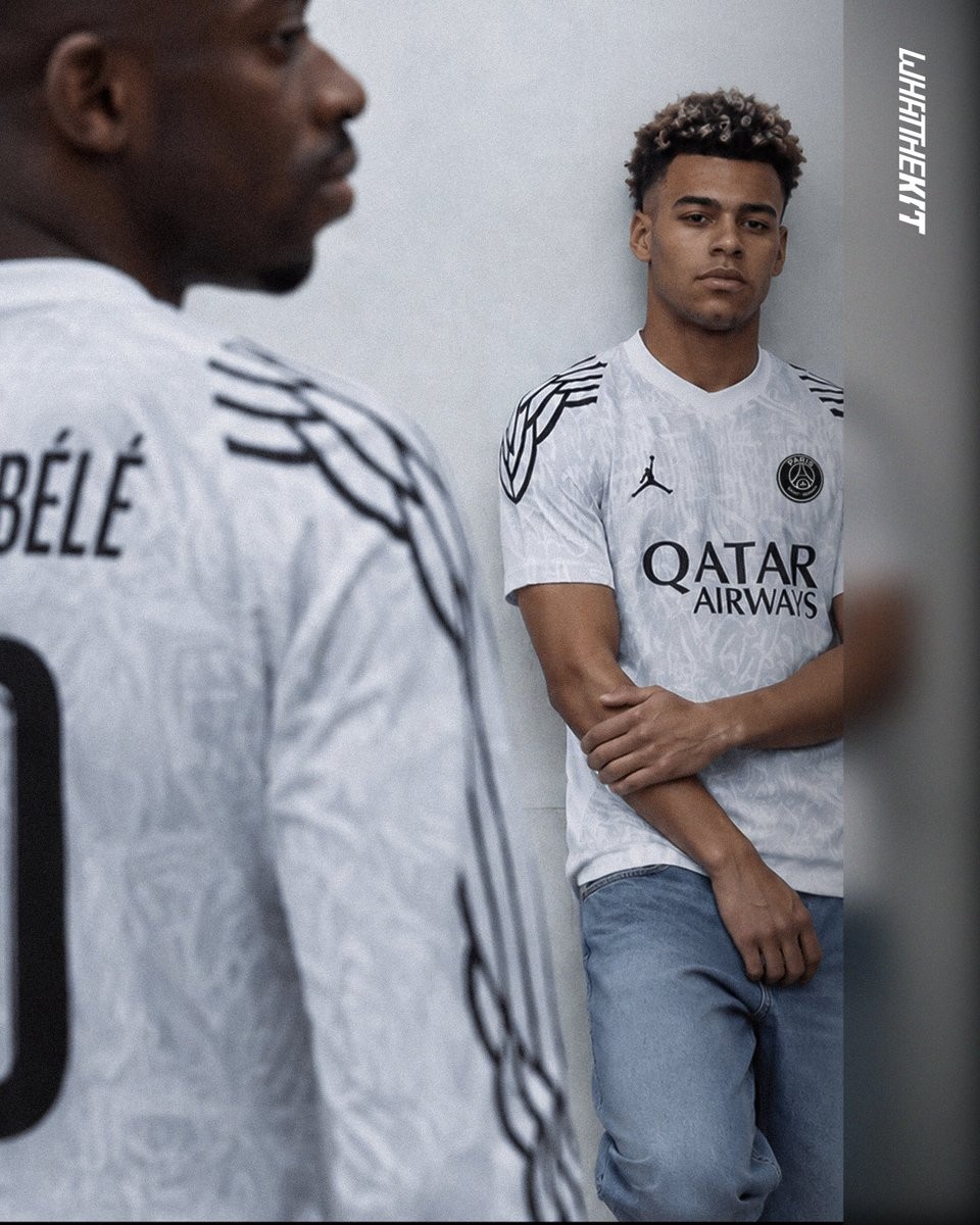 vipsg_fr's tweet photo. 🚨👕 Le nouveau maillot Jordan du PSG, les visuels ! 

⚪ Une base blanche et gris clair
🪽 Les célèbres ailes Jordan en noir sur les épaules et les manches
🎨 Des motifs graffiti inspirés du Grand Paris

Vous validez ? 🔴🔵

📷 Rendu IA / Footyheadlines https://t.co/L0b0dXHghK