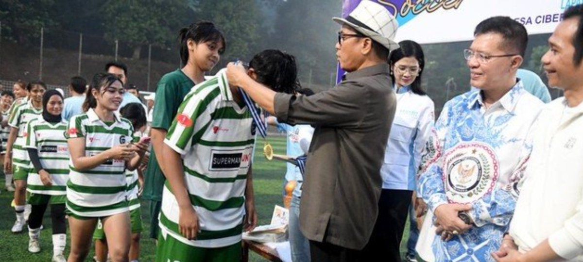azalyahmad's tweet photo. Menteri Desa PDT menilai lomba sepak bola antar-RT/desa dapat menggerakkan ekonomi lokal. Kemendes PDT juga menyiapkan Liga Desa Nasional 2027 di Kabupaten Mojokerto sebagai wadah menggali talenta muda desa.

#KementerianDesaPDT 
#BPSDMKementerianDesaPDT
#BangunDesaBangunIndonesi https://t.co/8pvAYB4KPr