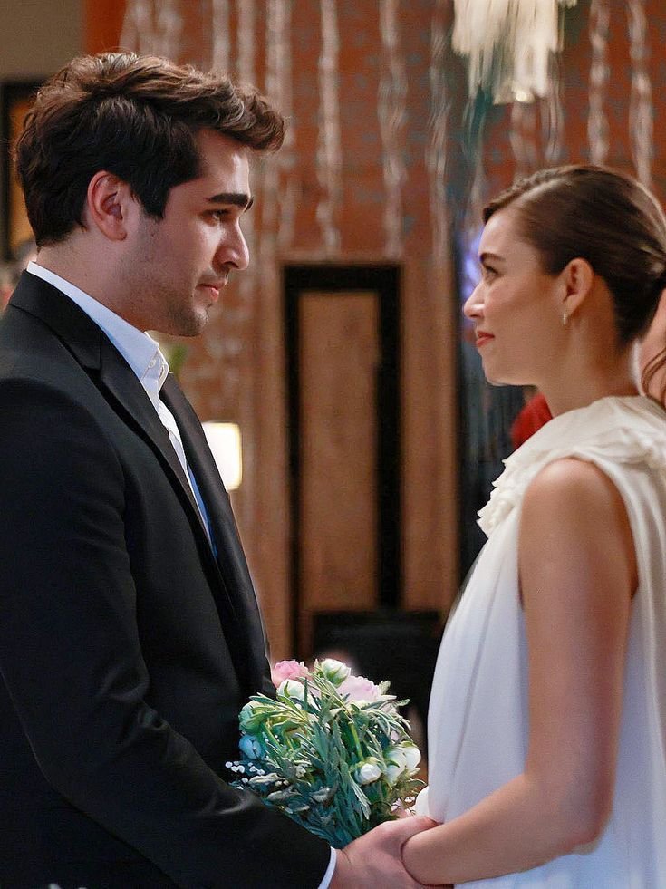 Delikanli_MRD's tweet photo. Era só uma pergunta... aquela pergunta que mudou tudo para sempre! 💍💖💍🥰💍♥️

#MertRamazanDemir #AfraSaraçoğlu 
#SeyFer
#YaliÇapkini https://t.co/NRD6uXIgdF