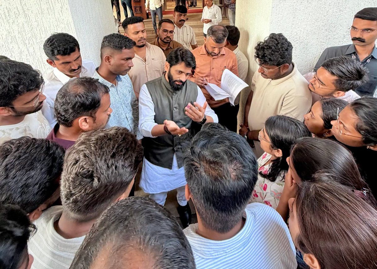 VikramPachpute_'s tweet photo. MPSC संयुक्त गट-ब २०२५ उमेदवारांच्या मागण्यांवर संवाद !

📍 मंत्रालय, मुंबई 

MPSC संयुक्त गट-ब २०२५ परीक्षेत निवड झालेल्या उमेदवारांनी माझी भेट घेऊन त्यांच्या कागदपत्र पडताळणी आणि पुढील नियुक्ती प्रक्रियेबाबतची भूमिका व मागणी निवेदनाद्वारे सविस्तरपणे मांडली. परीक्षेतील गैरप्रकारांची निष्पक्ष चौकशी झाली पाहिजे, याबाबत कोणतीही तडजोड नसावी; मात्र गुणवत्ता व नियमानुसार निवड झालेल्या उमेदवारांची कागदपत्र पडताळणी आणि नियुक्ती प्रक्रिया अनिश्चित काळासाठी प्रलंबित राहू नये, अशी त्यांची प्रमुख मागणी आहे.

या विद्यार्थ्यांनी अनेक वर्षे मेहनत घेऊन, MPSCच्या निर्धारित प्रक्रियेतील विविध टप्पे पूर्ण करून गुणवत्ता व पात्रतेच्या आधारे यश मिळवले आहे. त्यामुळे तपास प्रक्रिया स्वतंत्रपणे आणि निष्पक्षपणे सुरू असतानाच, त्याचा परिणाम प्रामाणिकपणे निवड झालेल्या उमेदवारांच्या भवितव्यावर होऊ नये, अशी त्यांची भूमिका आहे. विद्यार्थ्यांच्या शैक्षणिक, व्यावसायिक आणि कौटुंबिक नियोजनावर या प्रक्रियेच्या विलंबाचा परिणाम होत असल्याने त्यांच्या मागणीची गांभीर्याने दखल घेऊन याबाबत शासनस्तरावर योग्य तो निर्णय घेण्याची आवश्यकता आहे.

MPSC विद्यार्थ्यांच्या विविध प्रश्नांबाबत मुख्यमंत्री मा.श्री. देवेंद्रजी फडणवीस साहेब सकारात्मक असून, विद्यार्थ्यांना योग्य तो न्याय मिळावा यासाठी ते अतिशय योग्य पद्धतीने कार्यवाही करतील, असा विश्वास यावेळी विद्यार्थ्यांना दिला. तपास प्रक्रियेत कोणताही हस्तक्षेप न करता दोषी आढळणाऱ्यांवर कायद्यानुसार कारवाई व्हावी आणि त्याचवेळी गुणवत्ता व नियमानुसार निवड झालेल्या उमेदवारांची कागदपत्र पडताळणी व पुढील नियुक्ती प्रक्रिया नियमांच्या चौकटीत शक्य तितक्या लवकर सुरू व्हावी, यासाठी आवश्यक तो पाठपुरावा सुरू ठेवणार आहे.

#MPSC #स्पर्धा_परीक्षा #संयुक्त_गट_ब #लोकसेवा_आयोग #महाराष्ट्र

@Dev_Fadnavis 
@CMOMaharashtra 
@BJP4Maharashtra