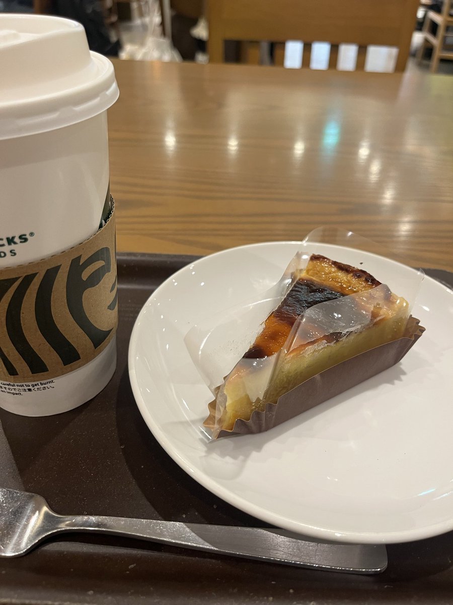 sanjyo_so's tweet photo. 秋のスタバは誘惑が多すぎる…🍠☕️

「紅はるかと安納芋の焼き蜜芋ケーキ」で至福のカフェタイム✨

こんがり焼き上げた表面に、お芋の濃厚な甘さ。

#スタバ #スターバックス #紅はるかと安納芋の焼き蜜芋ケーキ #秋スイーツ #さつまいもスイーツ #カフェ巡り https://t.co/dGAV4KDkbG