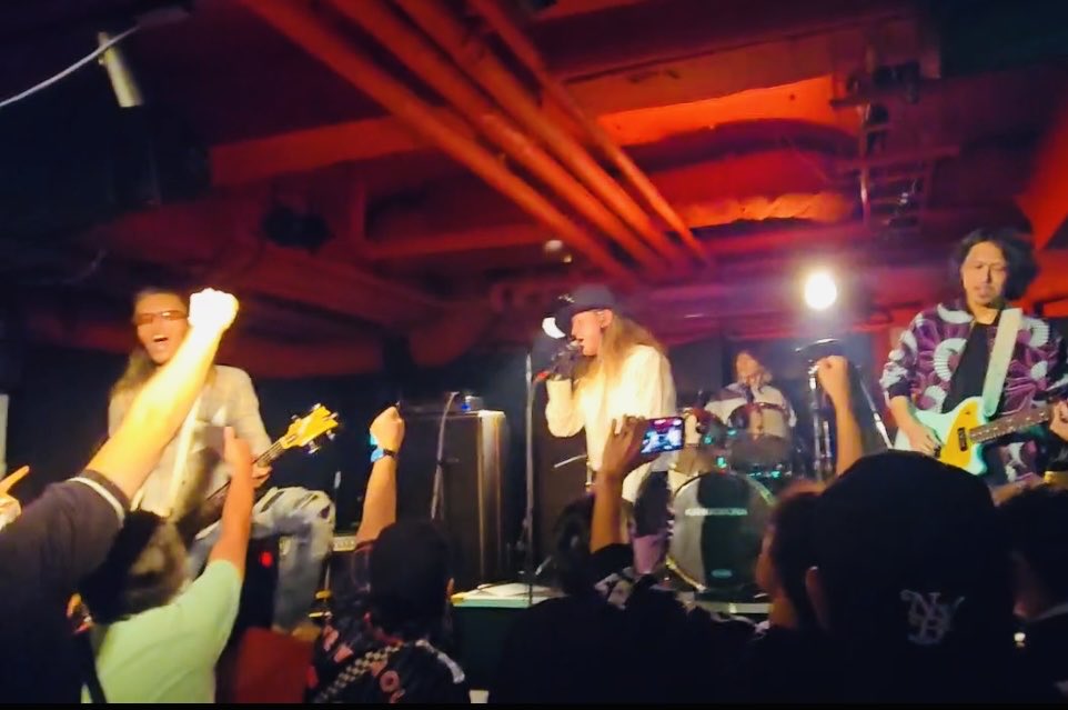 BillyPunkRocker's tweet photo. 画像頂きました、
俺たちのライブで
拳が上がるって珍しいwww

さすが！サトシのイベントwww
みんな楽しそうな大人たち◎ https://t.co/wjvAkx1MMF