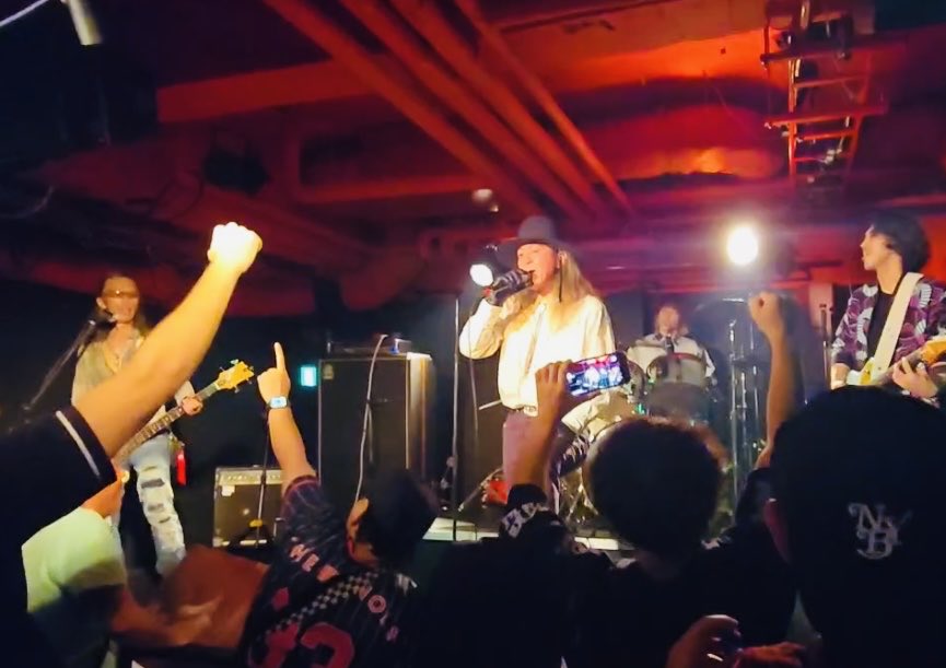 BillyPunkRocker's tweet photo. 画像頂きました、
俺たちのライブで
拳が上がるって珍しいwww

さすが！サトシのイベントwww
みんな楽しそうな大人たち◎ https://t.co/wjvAkx1MMF