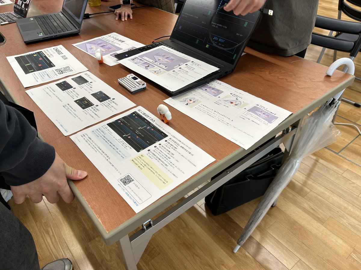 Saber5656's tweet photo. C-16にてカードピューターを使ったゲーム展示中です！
(私の3Dプリントしたclaudeもいます)
#生成AIなんでも展示会 https://t.co/xvPndeXQCq