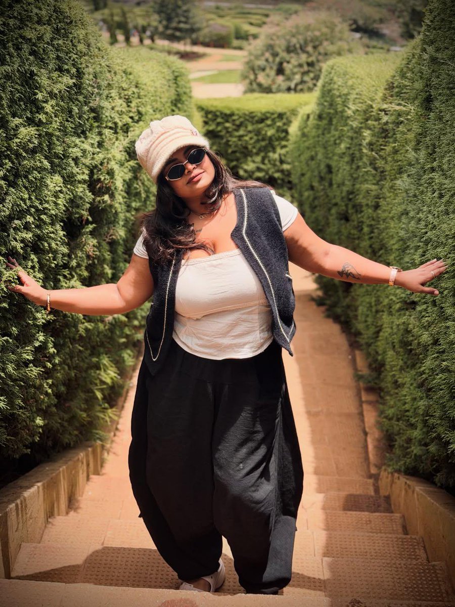 NaveenVat's tweet photo. Keerthana unnoda boobs ivvalavu perusa iruku rendume chithi 100 kilo irukuma amma sexiya irukudi unnoda koothiyileye keele vellaiya irukuma keela thennai pottu nakka nandri . mela loosu icecream pottu nalla sappanum evalavu sexiya unnai padaithirukiran paru un appan avan sunniku https://t.co/AixctLK4pa